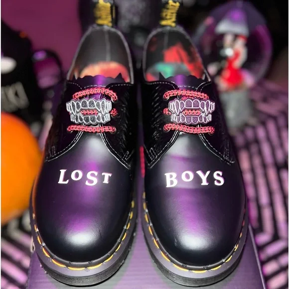 【NEL】Dr. Martens LOST BOYSコラボ ドクターマーチン新作、80年代映画『ビートルジュース』『ロスト